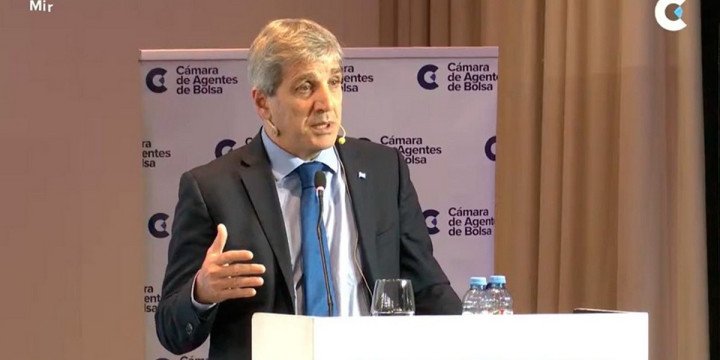 Caputo llamó “tarados” a quienes opinan de la industria y recordó que cayó 10% con los gobiernos anteriores