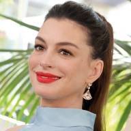 Anne Hathaway sorprendió en la alfombra roja con un vestido que dejó su embarazo al descubierto