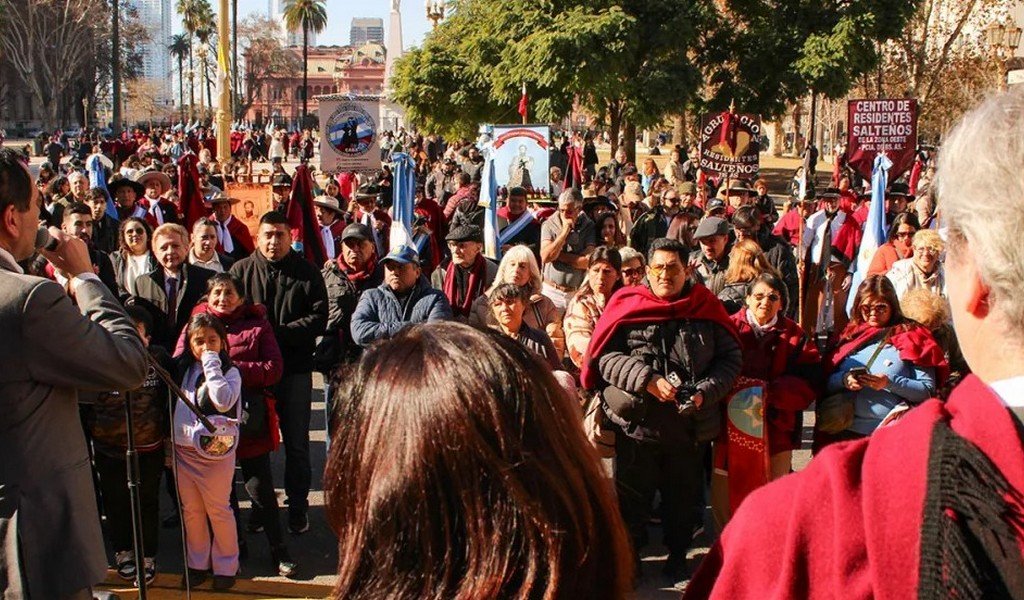Más de 300 personas homenajearon al General Güemes en Plaza de Mayo