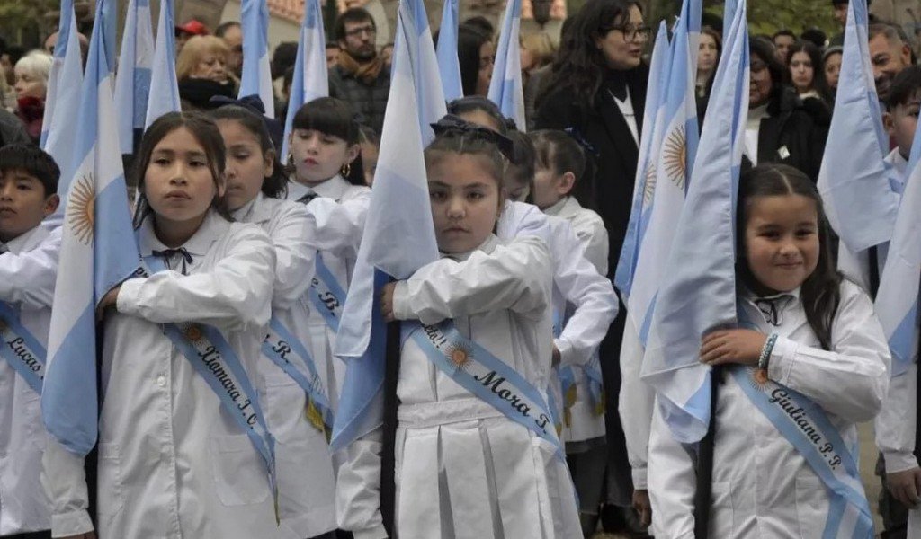 Más de 600 estudiantes prometieron lealtad a la Bandera Nacional en el Parque San Martín