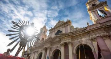 Por la crisis económica, cada vez son más los salteños que se congregan en la Catedral Basílica para pedir trabajo