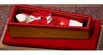 Miles de fieles comenzaron a ingresar a la Basílica de San Pedro para darle el último adiós al Papa: permanecerá ahí 3 días
