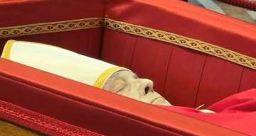 Las emocionantes imágenes del traslado del papa Francisco hasta la Basílica de San Pedro