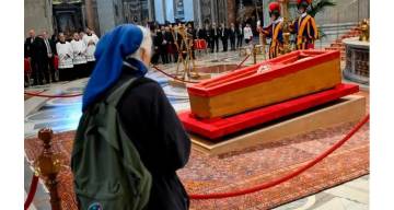 El gesto que emocionó al mundo: quién es la monja que rompió el protocolo para despedir al Papa