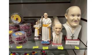 Venden toda clase de insólitos souvenirs del Papa Francisco