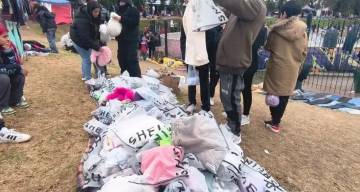 Furor por comprar fardos de ropa de Shein y zapatillas de marcas para revender en la calle