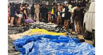 El mayor ataque de la historia contra los narcos en Río: vecinos de las favelas llevan cadáveres a una plaza para identificarlos