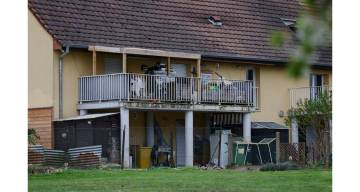 Francia: mujer alertó por ruidos en la camioneta de un vecino y lo que descubrieron fue aberrante