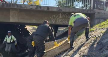 Basura, neumáticos y ocupación ilegal: liberaron otro canal tomado en la ciudad