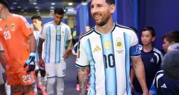 El emotivo gesto de Messi con la familia de un jugador de Argelia tras la victoria argentina