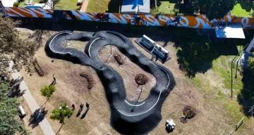 Jóvenes del Grand Bourg ya disfrutan de la nueva pista de saltos en bicicletas